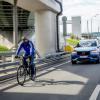 Система Volvo тормозит перед велосипедистом